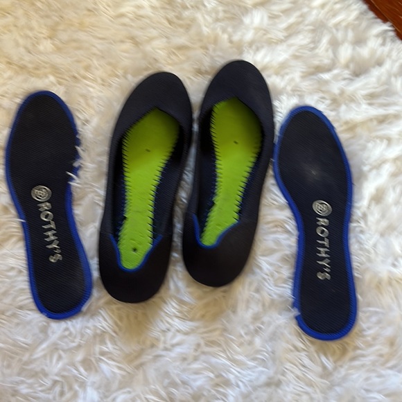 Rothy’s The Flat in Navy Blue. Size 6. Slight stain on the insoles (see photo) - Picture 4 of 5